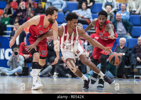 Mosca. 1 Nov, 2018. Sergio Rodriguez (L) e sarà Clyburn (R) del CSKA vies con Axel Toupane di Olympiacos Pireo durante il 2018-19 Eurolega gioco tra il CSKA Mosca e Olympiacos Pireo a Mosca, Russia su nov. 1, 2018. Il CSKA ha vinto 69-65. Credito: Wu Zhuang/Xinhua/Alamy Live News Foto Stock