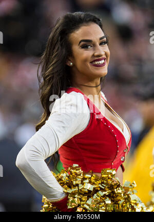 Santa Clara, California, USA. 1 Novembre, 2018. San Francisco 49ers cheerleaders durante la NFL partita di calcio tra i raider di Oakland e San Francisco 49ers 34-3 vincere a Levi Stadio San Francisco California Thurman James/CSM Credito: Cal Sport Media/Alamy Live News Foto Stock