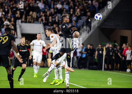 Los Angeles, Stati Uniti d'America. 1 novembre 2018. Latif benedizione (7) di teste LAFC la palla esattamente ampia nella prima metà contro RSL della MLS playoff. Credito: Ben Nichols/Alamy Live News Foto Stock