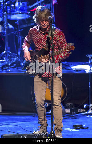 Hannover, Germania. 31 ott 2018. Craig Fletcher di Giovanni di fecce' Barclay James Harvest si esibisce dal vivo sul palco a Theater am Aegi su ottobre 31, 2018 a Hannover, Germania. | Verwendung weltweit Credito: dpa/Alamy Live News Foto Stock