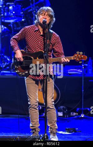 Hannover, Germania. 31 ott 2018. Craig Fletcher di Giovanni di fecce' Barclay James Harvest si esibisce dal vivo sul palco a Theater am Aegi su ottobre 31, 2018 a Hannover, Germania. | Verwendung weltweit Credito: dpa/Alamy Live News Foto Stock