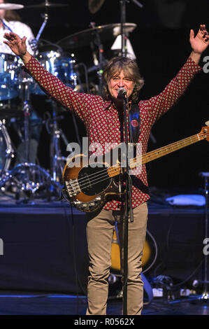 Hannover, Germania. 31 ott 2018. Craig Fletcher di Giovanni di fecce' Barclay James Harvest si esibisce dal vivo sul palco a Theater am Aegi su ottobre 31, 2018 a Hannover, Germania. | Verwendung weltweit Credito: dpa/Alamy Live News Foto Stock