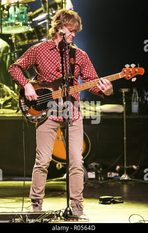 Hannover, Germania. 31 ott 2018. Craig Fletcher di Giovanni di fecce' Barclay James Harvest si esibisce dal vivo sul palco a Theater am Aegi su ottobre 31, 2018 a Hannover, Germania. | Verwendung weltweit Credito: dpa/Alamy Live News Foto Stock