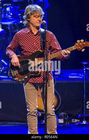 Hannover, Germania. 31 ott 2018. Craig Fletcher di Giovanni di fecce' Barclay James Harvest si esibisce dal vivo sul palco a Theater am Aegi su ottobre 31, 2018 a Hannover, Germania. | Verwendung weltweit Credito: dpa/Alamy Live News Foto Stock