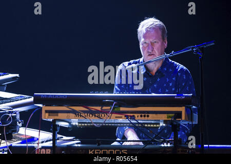 Hannover, Germania. 31 ott 2018. Jez Smith di Giovanni di fecce' Barclay James Harvest si esibisce dal vivo sul palco a Theater am Aegi su ottobre 31, 2018 a Hannover, Germania. | Verwendung weltweit Credito: dpa/Alamy Live News Foto Stock