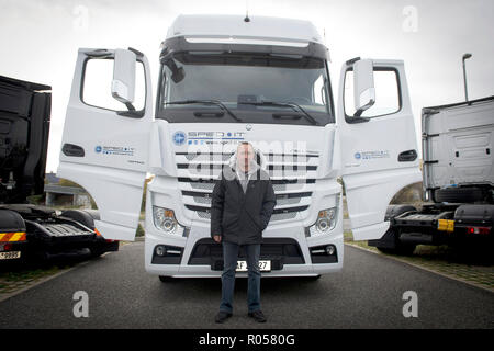 Praga, Repubblica Ceca. 02Nov, 2018. Ceco camionista Martin Kucera, sopravvissuto il ponte autostradale crollo a Genova, Italia, Agosto 2018, subito tre costole rotte, ritorna alla sua professione a Praga, nella Repubblica Ceca il 2 novembre 2018. Il suo primo titolo dopo il recupero sarà per i Paesi Bassi, in una Mercedes-Benz Actros camion di SPED-azienda di IT. (CZK foto/Katerina Sulova) Foto Stock