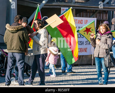 Holyrood, Edimburgo, Scozia, Regno Unito, 2 novembre 2018. Manifestanti curdi e le famiglie stanno al di fuori dell'edificio del parlamento scozzese sventolando bandiere di supporto del rilascio del partito nazionalista curdo Abdullah Ocalan e in segno di protesta per il trattamento da parte dello Stato turco di Kobane, una città nel governatorato di Aleppo nella Siria settentrionale Foto Stock