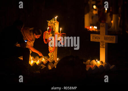 Dacca in Bangladesh. 2 Nov 2018. Devoti cristiani osservare il giorno della commemorazione di tutti i defunti, noto come la festa di tutte le anime, la Commemorazione di tutti i fedeli defunti a Dhaka , Bangladesh nel novembre 02, 2018. In questo giorno, i cristiani venuti al cimitero e a pregare per i defunti dei loro cari..tutte anima del giorno è un cattolico romano giorno del ricordo per amici e cari scomparsi. Credito: zakir hossain chowdhury zakir/Alamy Live News Foto Stock