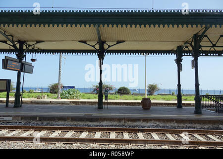 04.09.2018, l'Italia, Taormina: piattaforme della stazione Taormina-Giardini. La stazione di Taormina (ufficialmente chiamato Taormina-Giardini) si trova nel distretto di Villagonia, a pochi metri dalla costa. In occasione della visita di Sissi, la stazione Taormina-Giardini, che è stato istituito nel 1866, è stato notevolmente ampliato e ricevuto la tuttora esistente edificio principale in stile Art Nouveau. Foto: Alexandra Schuler / dpa | Utilizzo di tutto il mondo Foto Stock