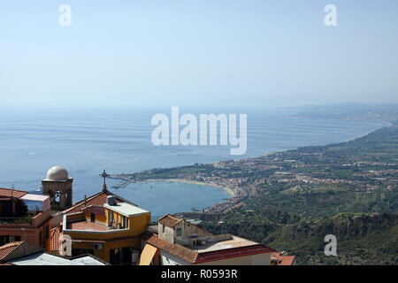 06.09.2018, l'Italia, Castelmola: vista sopra i tetti del villaggio di montagna di Castelmola il Mare Ionio e la costa di Giardini Naxos e di Recanati. Castelmola si trova sulla cima del Monte Tauro e fa parte dell'associazione "I borghi più belli d'Italia" (i luoghi più belli in Italia). Foto: Alexandra Schuler / dpa | Utilizzo di tutto il mondo Foto Stock