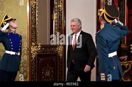 Mosca, Russia. 2 Nov 2018. Lo Stato cubano il presidente di consiglio Miguel Diaz-Canel Bermudez sorrisi come egli arriva per un incontro bilaterale con il presidente russo Vladimir Putin al Cremlino Novembre 2, 2018 a Mosca, in Russia. Credito: Planetpix/Alamy Live News Foto Stock