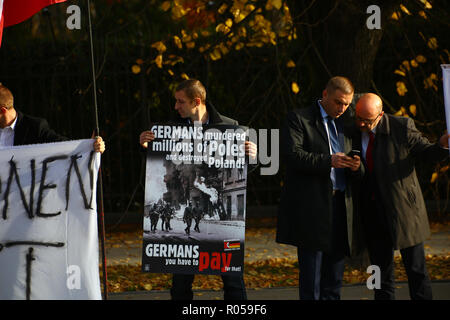 Varsavia, Polonia, 2 Novembre 2018: estrema destra protesta degli attivisti della domanda sul reperations per danni causati dall'esercito tedesco in corrispondenza di Guerra Mondiale 2 durante la visita ufficiale del governo tedesco di Polonia. ©Madeleine Ratz/Alamy Live News Foto Stock