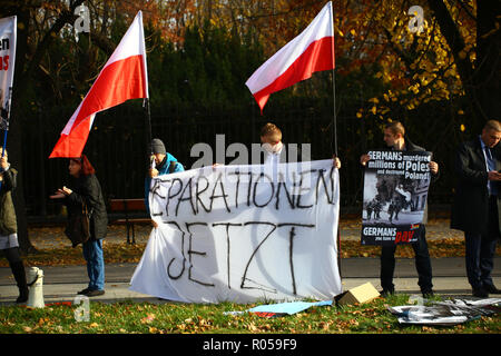 Varsavia, Polonia, 2 Novembre 2018: estrema destra protesta degli attivisti della domanda sul reperations per danni causati dall'esercito tedesco in corrispondenza di Guerra Mondiale 2 durante la visita ufficiale del governo tedesco di Polonia. ©Madeleine Ratz/Alamy Live News Foto Stock