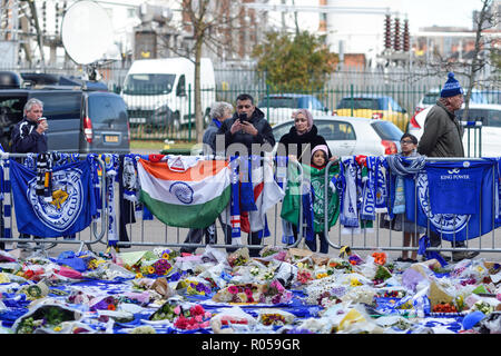 Leicester, Regno Unito. 02Novembre 2018: omaggi floreali, magliette da calcio di club casa e all'estero con un messaggio personale per le vittime di sabato il Elicottero incidente presso il re di potenza dello stadio di calcio di continuare a crescere e ora che circonda la maggior parte di lontano la fine della terra. Credito: Ian Francesco/Alamy Live News Foto Stock