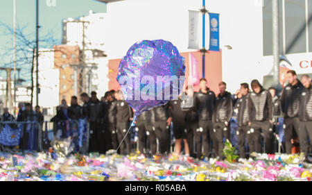 Leicester, Regno Unito. 2 Nov 2018. Il Leicester City i giocatori e tifosi, oltre che alla più ampia comunità calcistica omaggio al Leicester City presidente. Credito: Ben Booth/Alamy Live News Foto Stock