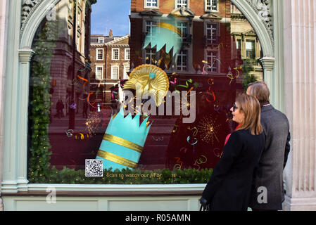 Piccadilly, Londra, Regno Unito. Il 2 novembre 2018. Fortnum & Mason Natale finestra Visualizza. Credito: Matteo Chattle/Alamy Live News Foto Stock