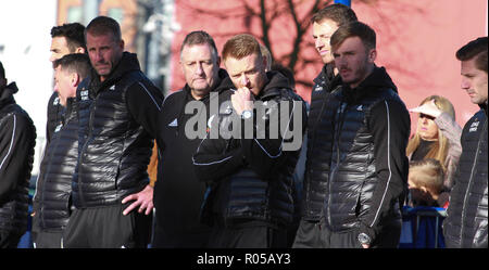 Leicester, Leicestershire, Regno Unito. 2° Nov, 2018. Il Leicester City i giocatori e tifosi sono visti pagando tributo al Leicester City presidente. Credito: Ben Booth SOPA/images/ZUMA filo/Alamy Live News Foto Stock