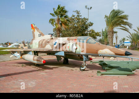 HATZERIM, Israele - Jan 27, 2011: forza aerea israeliana Bell Dassault Mirage Kfir jet da combattimento sul display nella forza aerea israeliana museo. Foto Stock