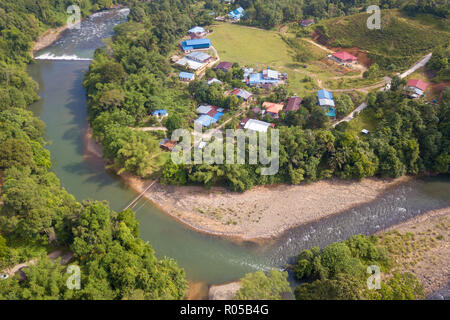 Villaggio rurale in Kiulu Sabah Borneo Malese con la natura del fiume e vegetazione verde. Foto Stock