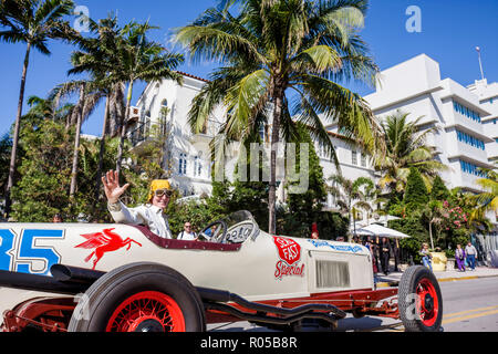 Miami Beach Florida, Ocean Drive, Art Deco Weekend, sfilata festival architettura, classico, vintage, convertibile, Indy auto da corsa, uomo uomini maschio adulti, wavi Foto Stock