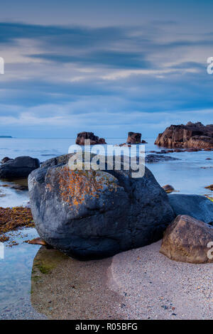 Tramonto alle padelle rocce vicino a Ballycastle, County Antrim, Irlanda del Nord Foto Stock