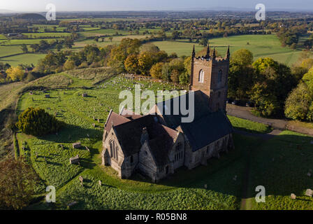 Una veduta aerea della chiesa di Santa Maria in Worcestershire villaggio di Hanbury, UK. Foto Stock