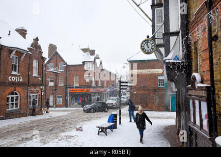 Il traffico si arresta sulla High Street n la città mercato di Tring Hertfordshire, Inghilterra coperto di neve durante l'inverno blizzard Foto Stock