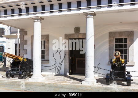 Il governo di Gibilterra edificio sulla strada principale, decorate con due cannoni, Gibilterra, British Overseas Territorio Foto Stock