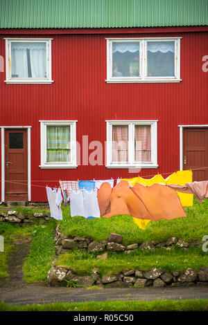 Biancheria stesa ad asciugare nel cortile di casa tradizionale, isola Mykines, Isole Faerøer, Danimarca Foto Stock