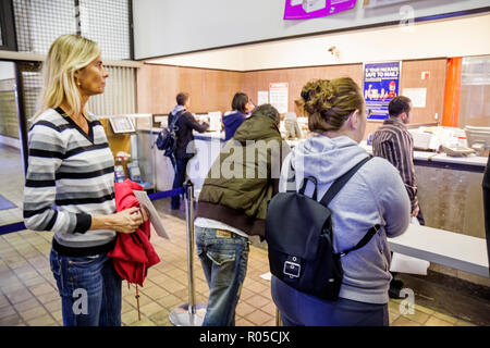 Miami Beach Florida,US Post Office,mail,francobolli,spedizione,contatore,cliente,donna donna donna donna,uomo uomo uomo maschio,linea,coda,attesa,FL090122041 Foto Stock