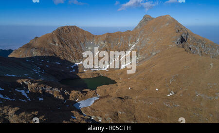 Capra lago nelle Alpi della Transilvania, Romania Foto Stock