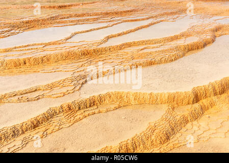 Il travertino terrazza al tramonto vicino Orost, uno dei rari casi di pura piscine in travertino che sono accessibili gratuitamente, Badab-e Surt, Iran Foto Stock