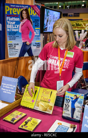 Miami Beach Florida,Miami Beach Convention Center,Centro,Total Health & Fitness Expo,espositore,donna femminile,brochure cartelle cartelle pa Foto Stock