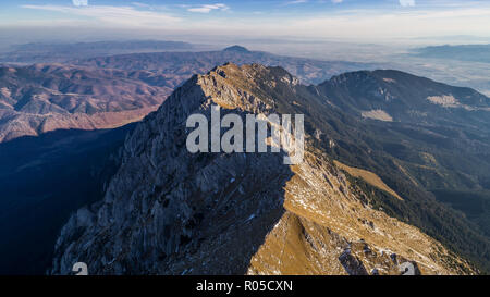 Paesaggio di montagna in Piatra Craiului Mountains, Romania. Vista aerea Foto Stock