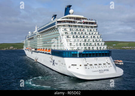 Celebrity Eclipse Valletta, Solstice-class nave da crociera azionato da Celebrity Cruises uscire Lerwick Harbour, isole Shetland, Scotland, Regno Unito Foto Stock