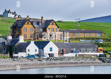 St Magnus Bay Hotel nel villaggio costiero, Hillswick Northmavine, Continentale, le isole Shetland, Scotland, Regno Unito Foto Stock