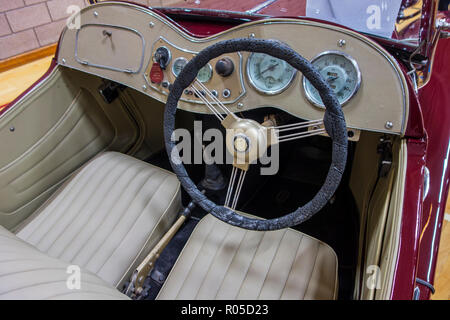 Volante e sul cruscotto di una Classic British MG TD 1953 auto sportiva Foto Stock