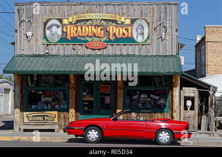 CUSTER, South Dakota, 16 Settembre 2018 : auto rossa e la vecchia Trading Post in Custer. Un trading post è stato uno stabilimento dove il commercio di beni ha preso Foto Stock