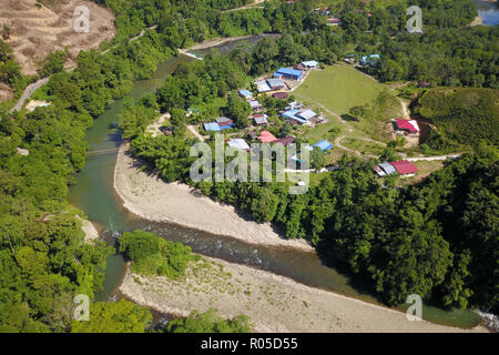 Villaggio rurale in Kiulu Sabah Borneo Malese con la natura del fiume e vegetazione verde. Foto Stock