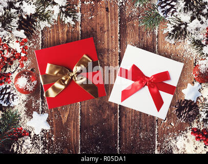 Regalo di natale box presentata nel mezzo di decorazioni di Natale su tavole di legno Foto Stock