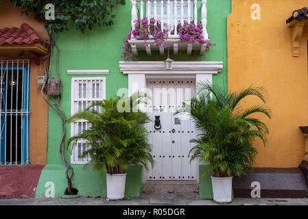Decorate graziosamente edificio residenziale nella pittoresca città vecchia di Getsemani. Cartagena, Colombia. Ott 2018 Foto Stock
