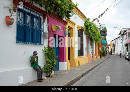 Uomo anziano bere da un sacchetto di plastica. La vita quotidiana della città vecchia Getsemani. Cartagena de Indias, Colombia. Ott 2018 Foto Stock