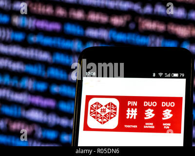 Logo Pinduoduo vede visualizzato sul telefono intelligente. Pinduoduo è una piattaforma di e-commerce che consente agli utenti di partecipare al gruppo di offerte di acquisto. Foto Stock