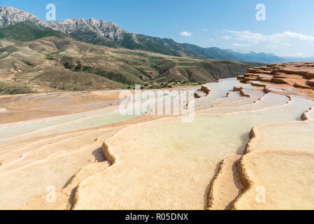 Il travertino terrazza al tramonto vicino Orost, uno dei rari casi di pura piscine in travertino che sono accessibili gratuitamente, Badab-e Surt, Iran Foto Stock