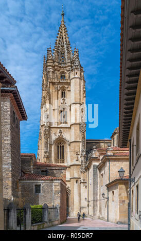 Vista della Cattedrale di Oviedo da Calle Santa Ana, Oviedo, Asturias, Spagna Foto Stock