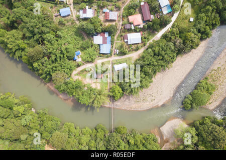 Villaggio rurale in Kiulu Sabah Borneo Malese con la natura del fiume e vegetazione verde. Foto Stock