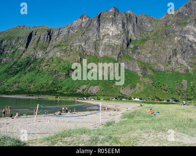 Spiaggia Ersfjordstranden, fiordo Ersfjord, area ricreativa pubblica, Beach volley, vista della catena montuosa Okshornan, isola Senja, Troms, Norvegia settentrionale Foto Stock