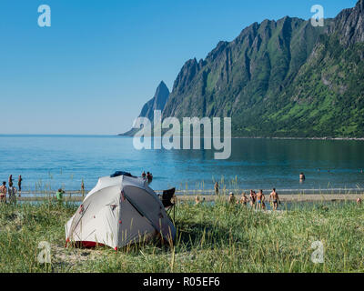 Spiaggia Ersfjordstranden, fjord Ersfjord, pubblica Recreation Area, tenda sulla spiaggia, persone godetevi la calda estate a nord del circolo polare, visualizzare per il montaggio Foto Stock