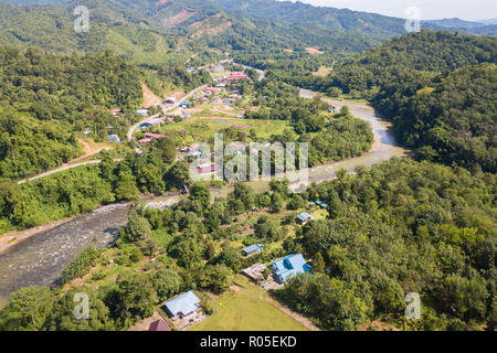 Villaggio rurale in Kiulu Sabah Borneo Malese con la natura del fiume e vegetazione verde. Foto Stock