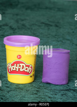 Vasca di Viola Hasbro Play-Doh giocattolo in Studio Foto Stock